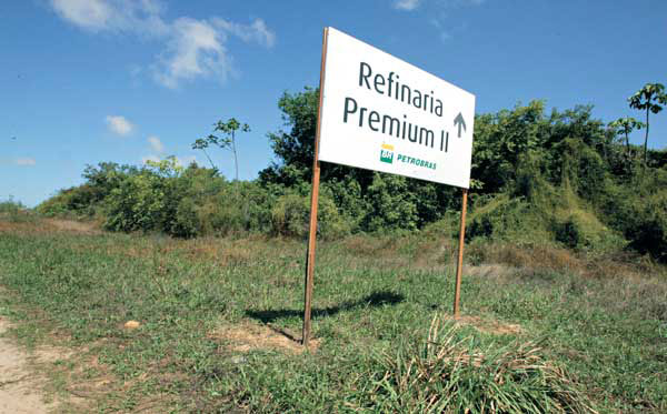 Placa de sinalização de direção da Refinaria Premium II da Petrobras