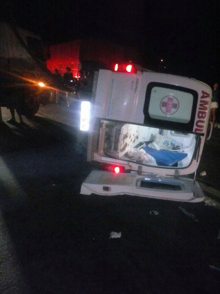 Ambulância deitada após acidente
