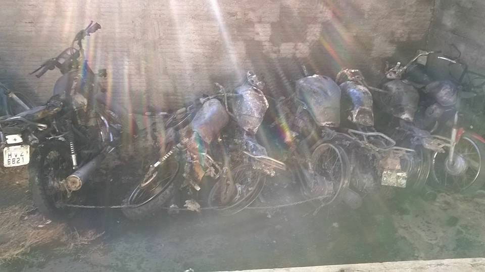 Sete motocicletas danificadas por incêndio