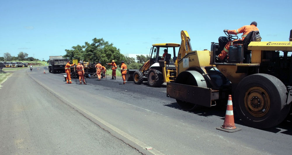 Trabalhadores recuperando asfalto de rodovia
