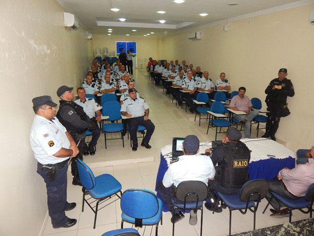 Auditório com vários policiais sentados participando de um curso