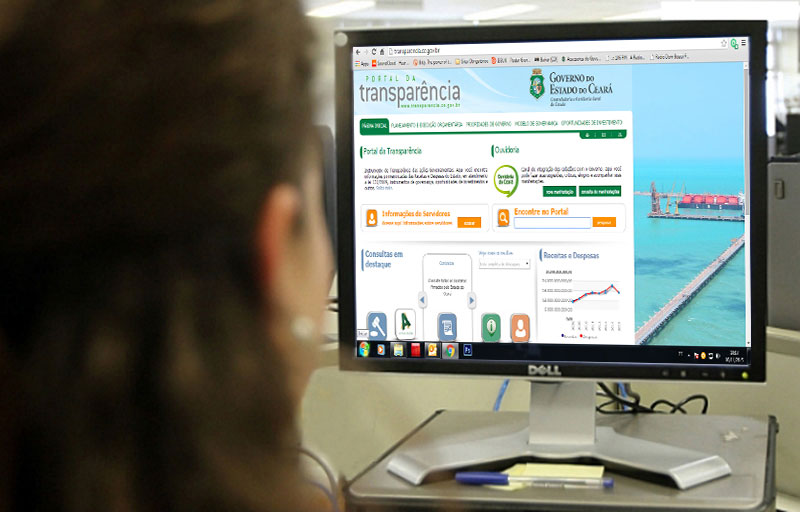 Mulher a frente da tela de computador acessando a página do portal da transparência do Governo do Estado do Ceará.