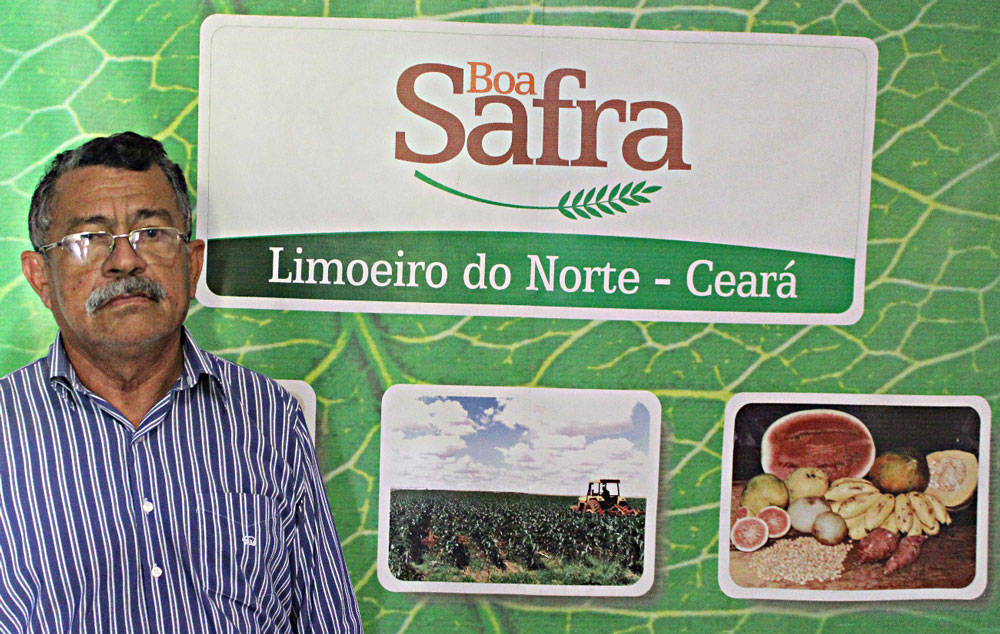 Otacílio Benvindo a frente de banner com logotipo do programa Boa Safra