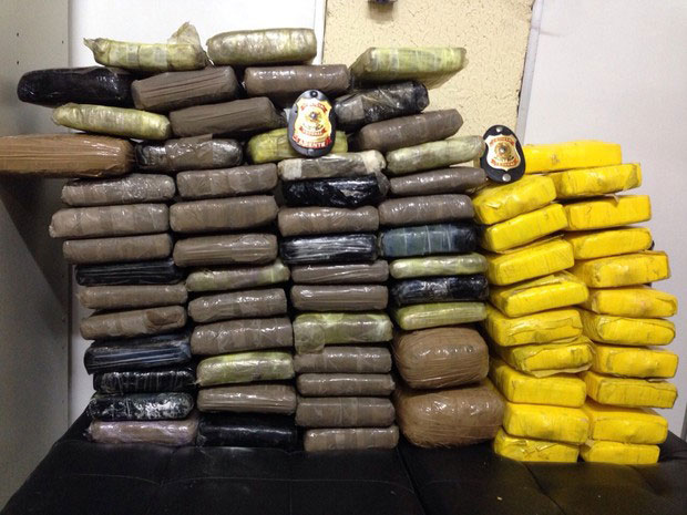 Vários pacotes de droga empilhados em cima de uma mesa