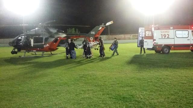 Helicóptero e ambulância do SAMU socorrendo vítima de acidente de trânsito