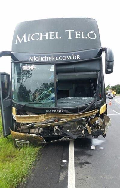 Ônibus personalizado com o nome do músico Michel Teló e com parte frontal muito danificada.