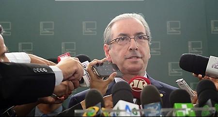 Eduardo Cunha rodeado de microfones