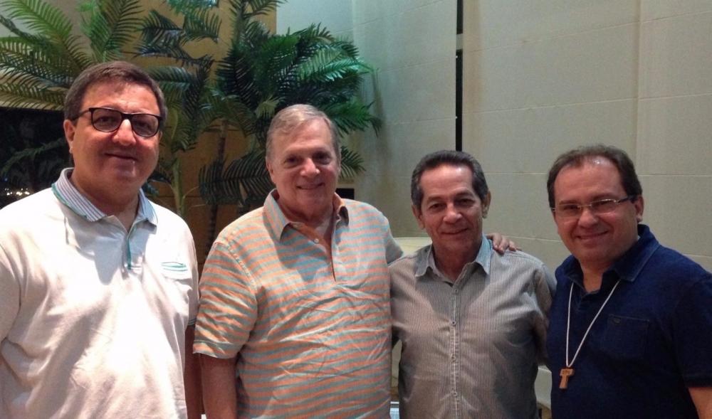 Danilo Forte, Tasso Jereissati, Heitor Férrer e Carlos Matos posicionados lado-a-lado para foto