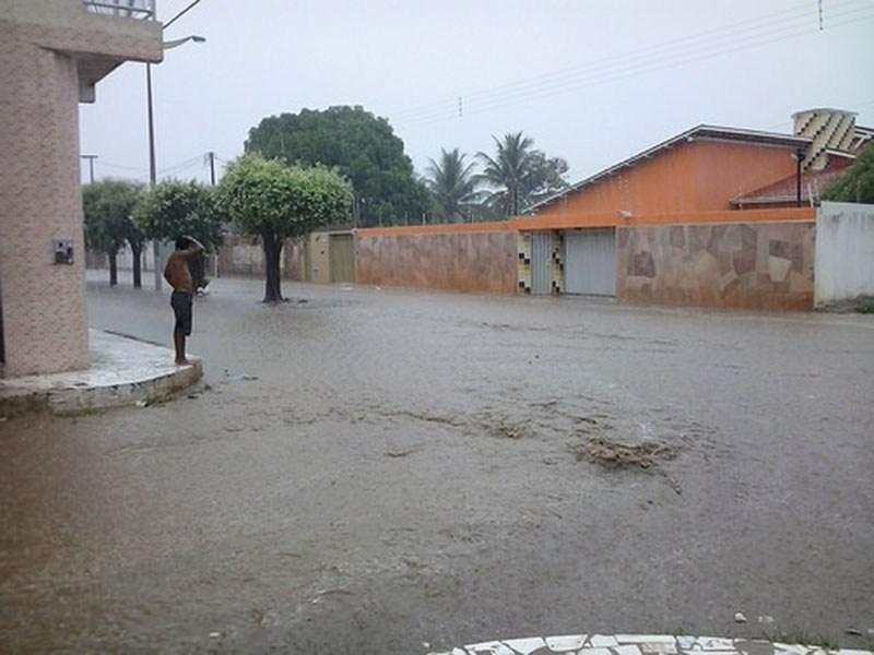 Rua da cidade de Icó com chuva forte