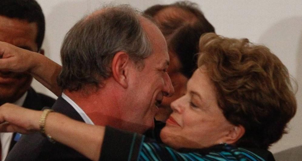 Ciro Gomes e Dilma Rousseff se abraçando