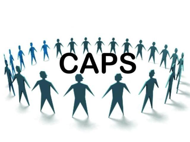 Ilustração de pessoas formando um círculo com a palavra CAPS no centro