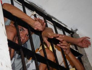 Detentos na cadeia superlotada