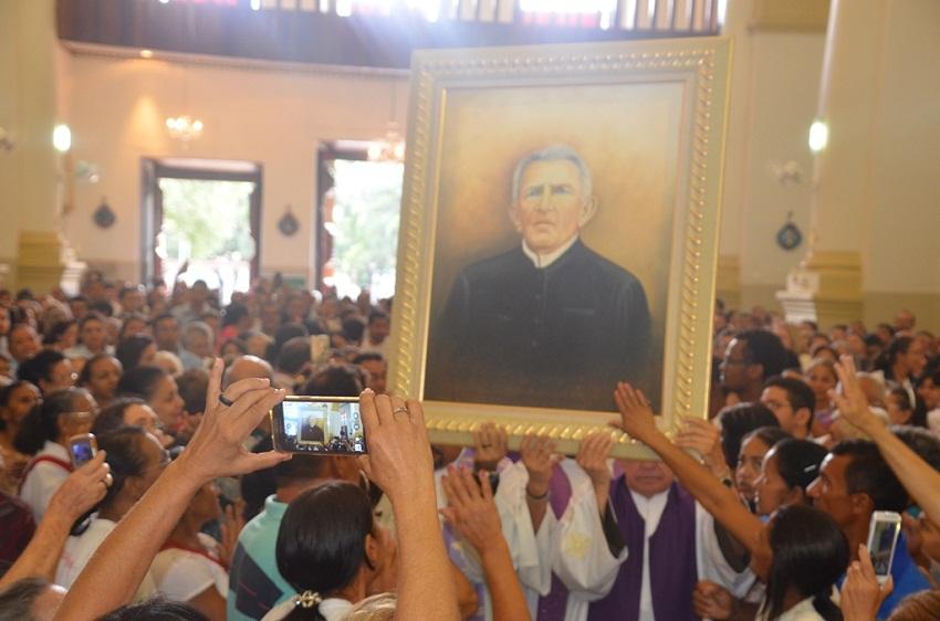 Multidão com a imagem de Padre Cícero.