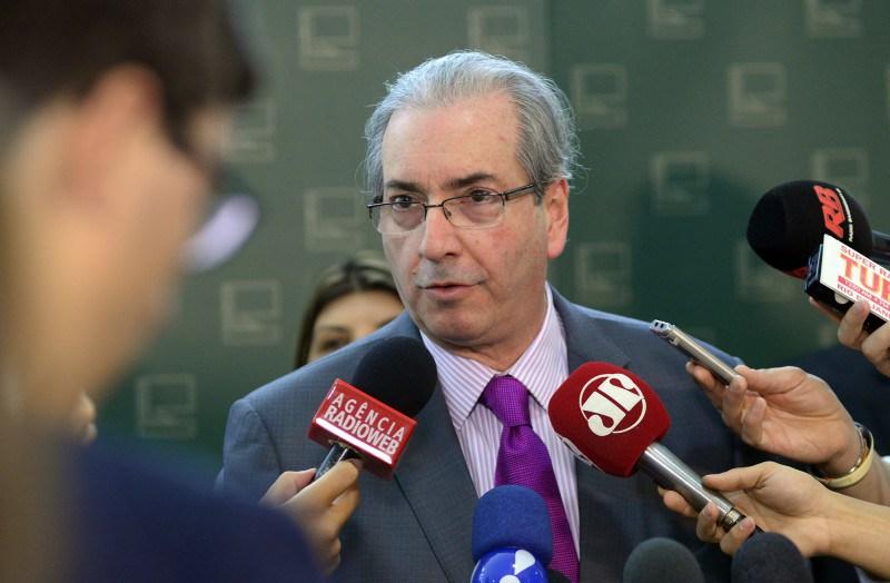 Eduardo Cunha e rodiado de repórteres