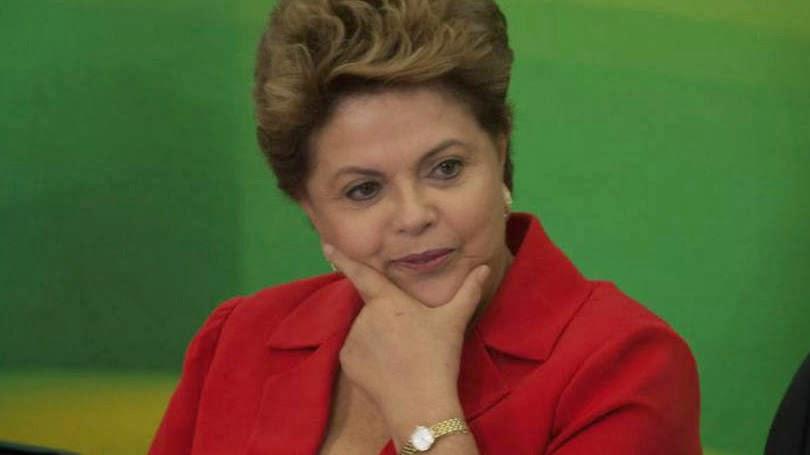 Dilma Rousseff com a mão no queixo