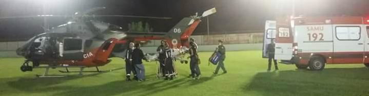 Helicóptero e ambulância do SAMU socorrendo policial baleado