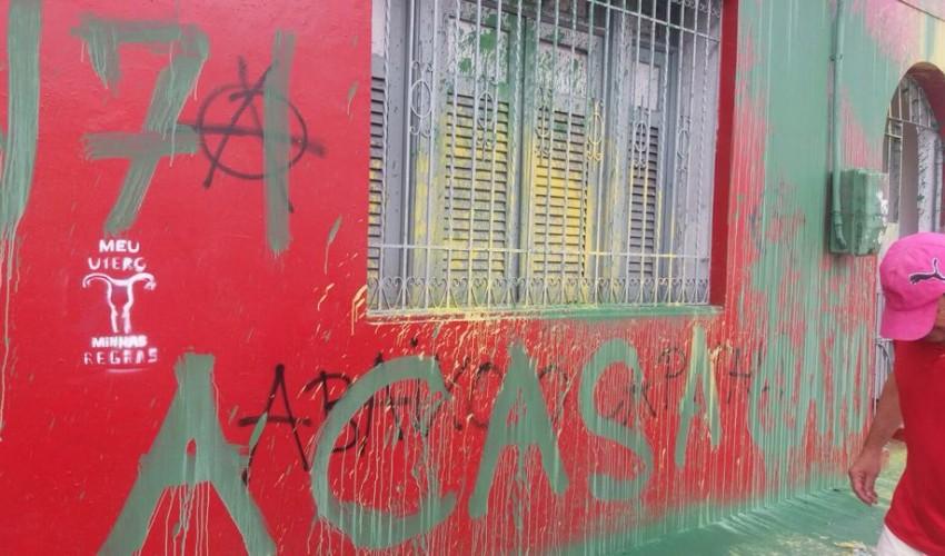 Pichação com a frase: 'A casa caiu' e o número 171 na sedo do PT no Ceará