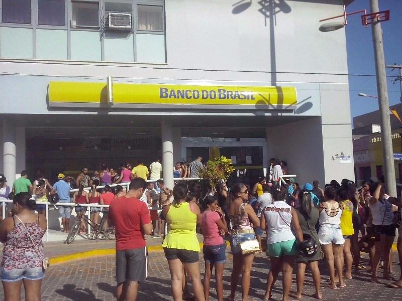 Várias pessoas formando fila em frente a agência do Branco do Brasil na cidade de Russas-CE