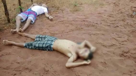 Dois jovens caído ao chão após serem executados