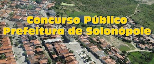 Imagem aérea da cidade de Solonópole com a montagem de um letreiro com os dizeres: Concurso Público Prefeitura de Solonópole