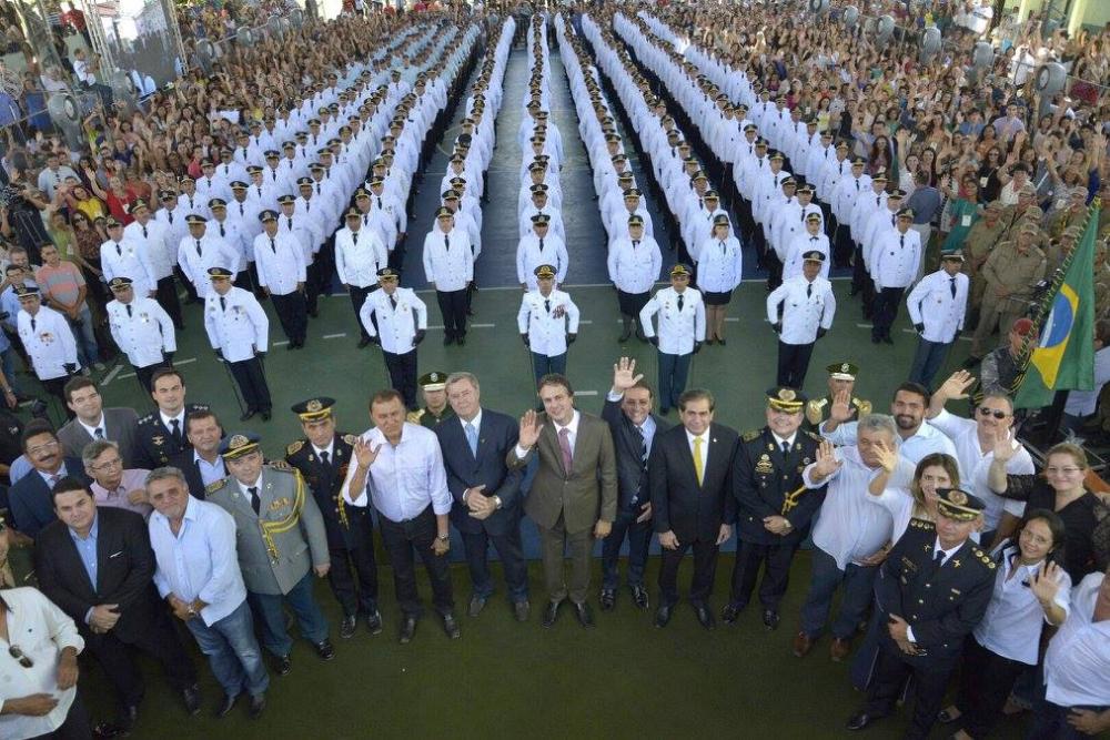 Camilo Santana ao lado de autoridades e ao fundo filas de militares vestindo branco