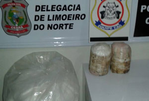 Dois pacotes de cocaína e um saco plástico grande contendo um pó branco