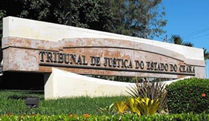 Estrutura arquitetônica com o letreiro Tribunal de Justiça do Estado do Ceará