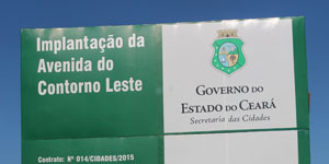 Placa com o letreiro Avenida do Contorno Leste, o brasão do Governo do Estado do Ceará e dados sobre a obra