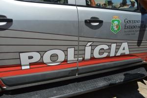 Visão lateral de viatura com letreiro Polícia e brasão do Governo do Estado do Ceará