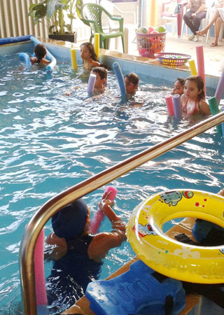 Crianças na piscina do Espaço Viva em Limoeiro do Norte, Ceará
