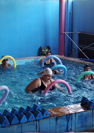 Aula de natação no Espaço Viva em Limoeiro do Norte, Ceará
