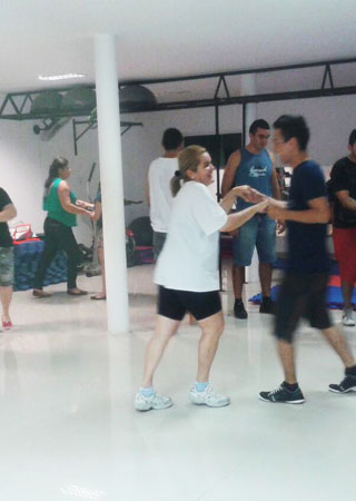 Pessoas dançando em salão do Espaço Viva em Limoeiro do Norte, Ceará